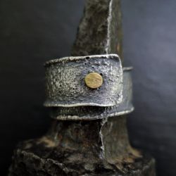 szeroka srebrna obrączka ze złotą kropką